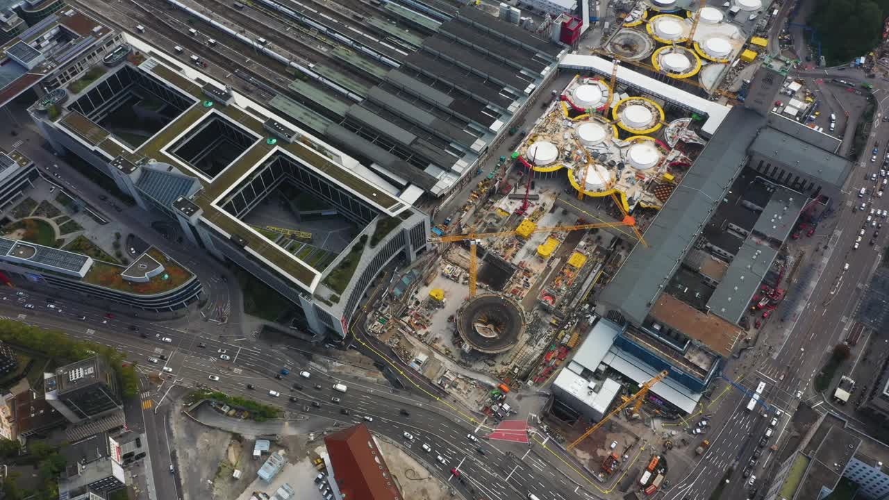 Vista aérea de grandes ferrovias e canteiro de obras da estação ferroviária principal Stuttgart S21 com guindastes e trabalhadores da construção em Stuttgart, Alemanha