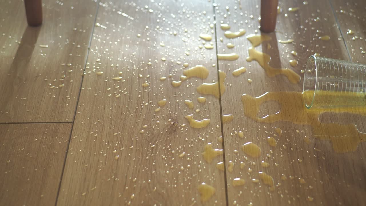 나무 바닥에 흘린 음료