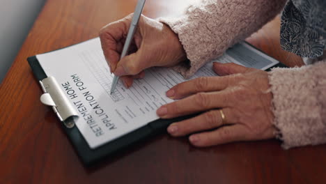 mujer mayor, manos y escritura en la solicitud