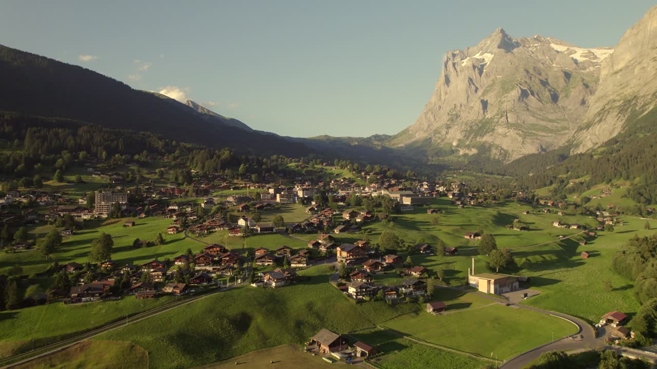 멋진 여름 저녁에 배경으로 웨터호른 산과 함께 그린델 ⁇ 드 마을의 밝은 전망을 밀어내는