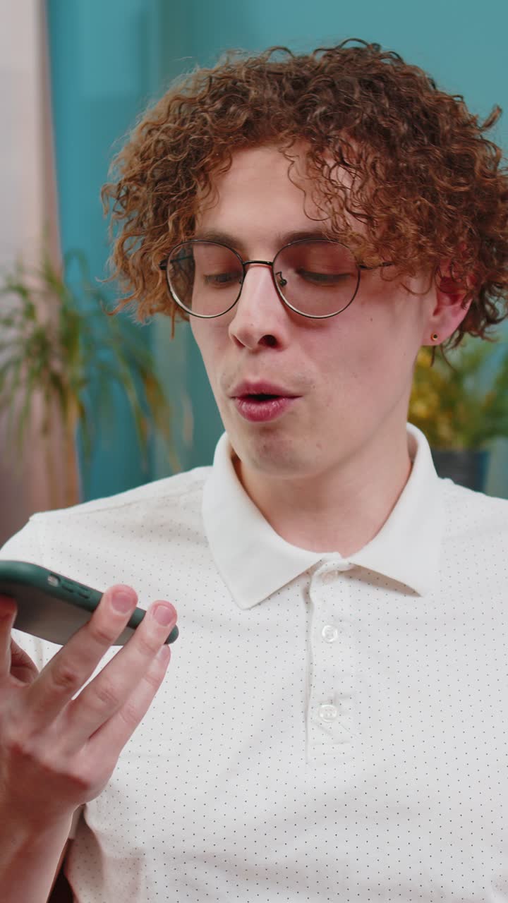 hombre caucásico feliz haciendo teléfono altavoz llamada conversación con amigos hablando chismes en casa