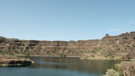 Lake-at-base-of-Dry-Falls-rock-cliffs,-formed-during-ice-age-floods