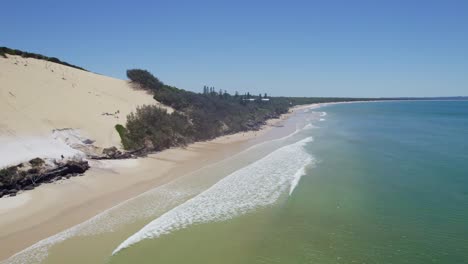 Paisaje-Marino-Escénico-En-La-Playa-Del-Arco-Iris-En-Queensland,-Australia---Toma-Aérea-De-Drones