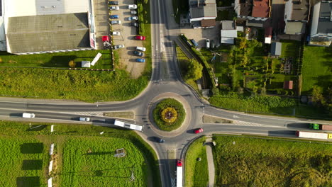 Fahrzeuge-In-Zeitlupe-Am-Kreisverkehr-In-Lubawa,-Polen-An-Einem-Sonnigen-Morgen---Antenne-Von-Oben-Nach-Unten