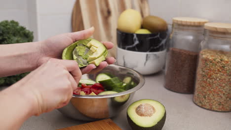 Poner-Aguacate-En-Ensalada