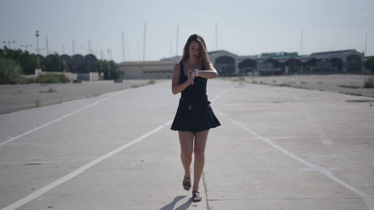 una mujer chequeando su reloj.