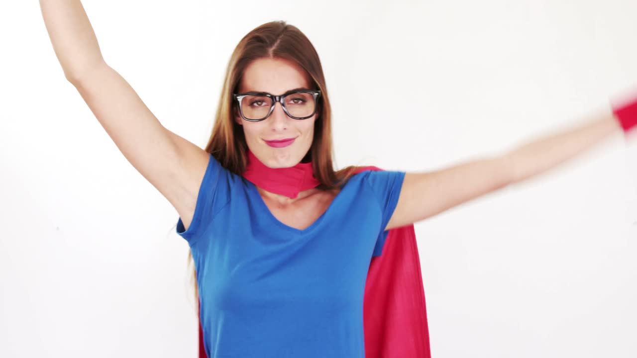 슈퍼히어로 의상을 입은 예쁜 갈색 여자