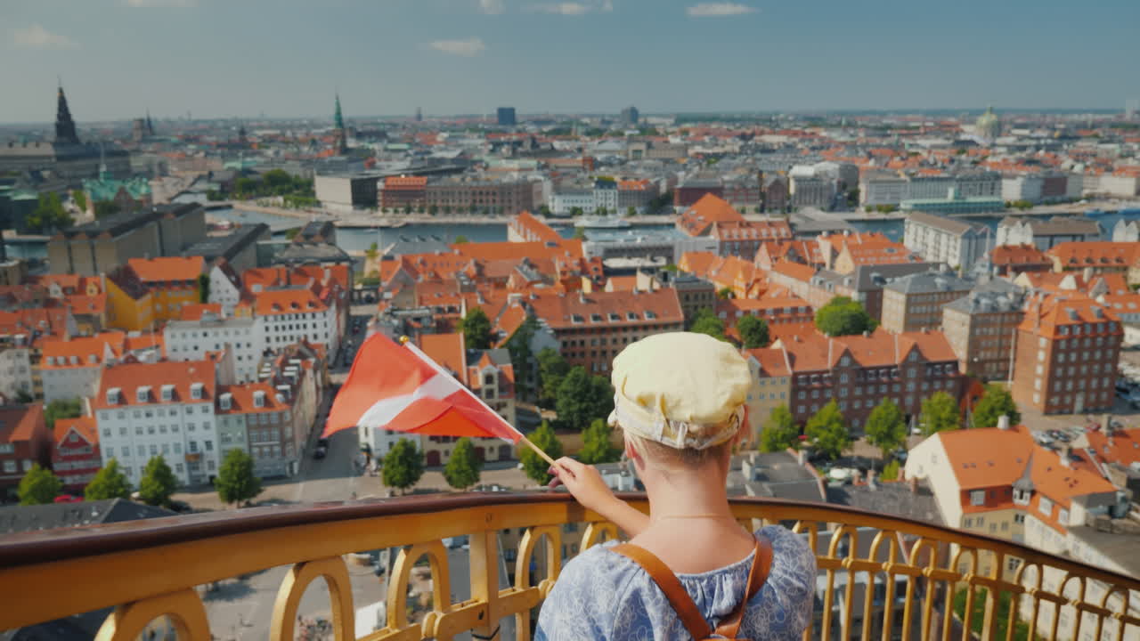 배낭과 덴마크 국기를 든 관광객이 교회의 유명한 나선형 계단을 올라갑니다.