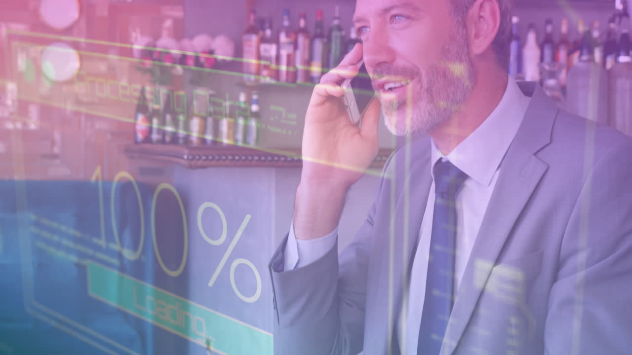 Animazione di elaborazione dati su schermo, su un uomo che usa uno smartphone