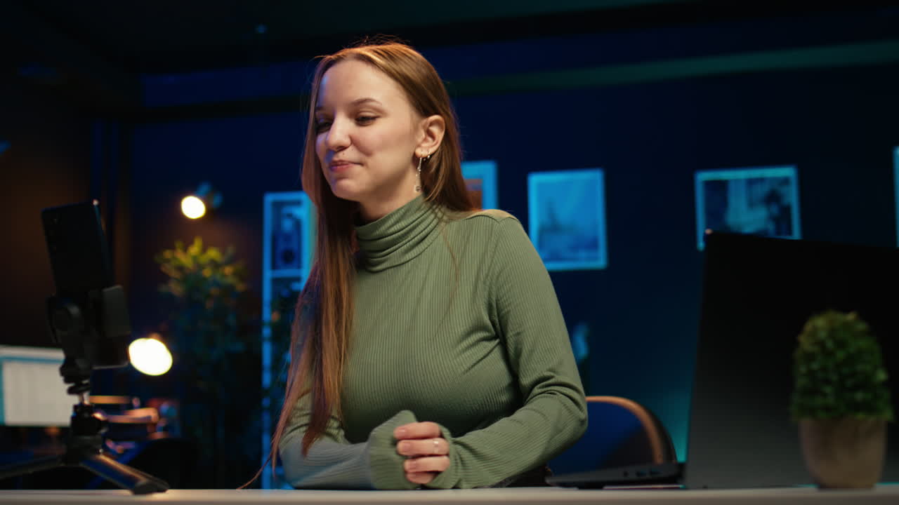 인플루언서가 온라인 팬들을 위해 콘텐츠를 촬영하는 데 사용하는 휴대전화에 초점을 맞추십시오.