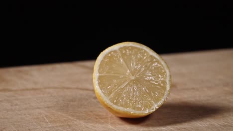 limón girando sobre la mesa para un comercial