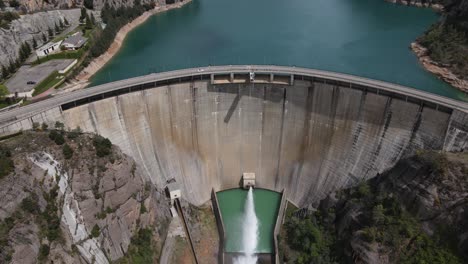 vistas aéreas de un embalse drenando agua en los pirineos españoles
