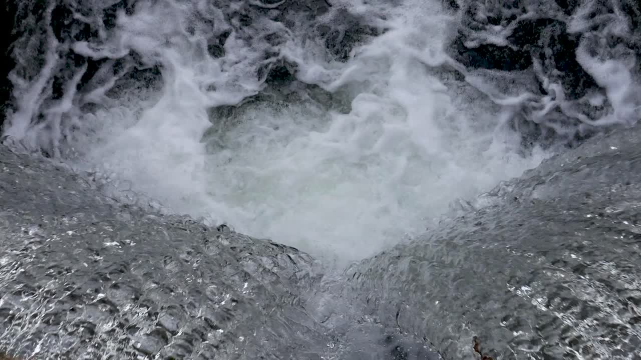 폭포, 위에서 떨어지는 물