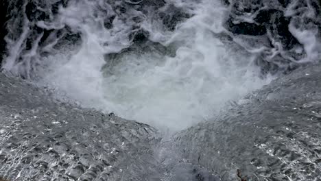 cascada, agua que cae capturada desde la parte superior
