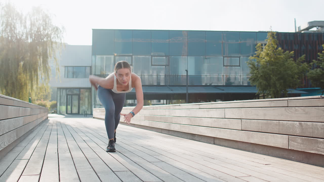 운동 적합 스포츠 동기 부여 된 달리기 여자 훈련 도시 공원에서 경주 마라톤을 준비