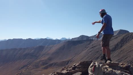 Wanderer-Zeigt-Auf-Tal-Auf-Berggipfel-Pfanne-Zeitlupe-Kananaskis-Alberta-Kanada