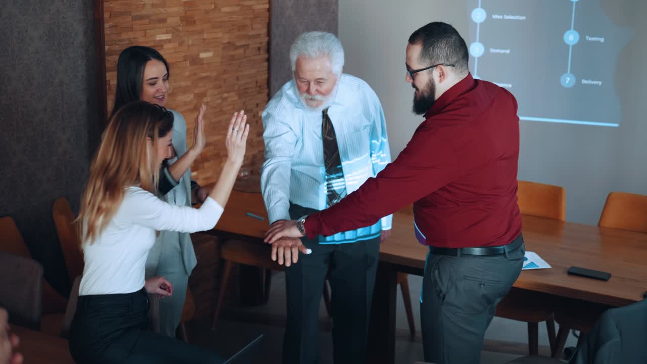 manos de los miembros del equipo haciendo un círculo de equipo después de la presentación de negocios del grupo