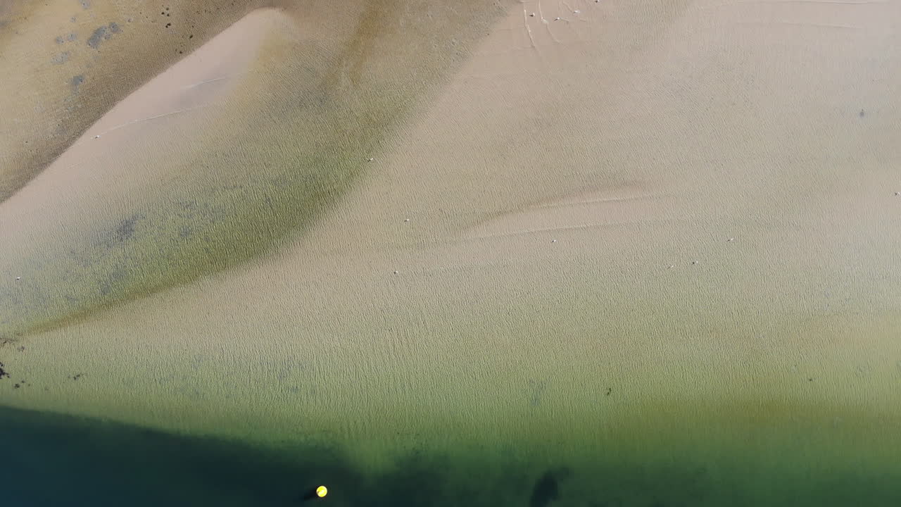 vista aérea de agua clara sobre arena dorada en la costa de st kilda, melbourne, australia