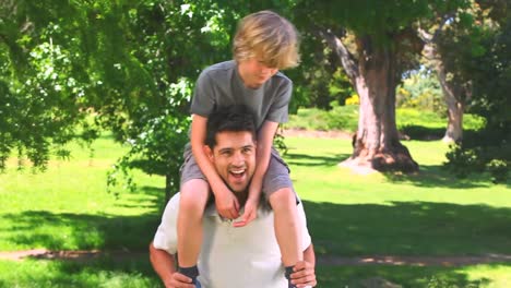 un muchacho divirtiéndose con su padre.