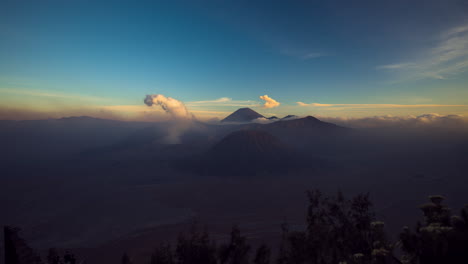 Monte-Místico-Bromo,-Volcán-Activo-Expulsando-Humo-Espeso-Al-Atardecer-Hasta-El-Anochecer