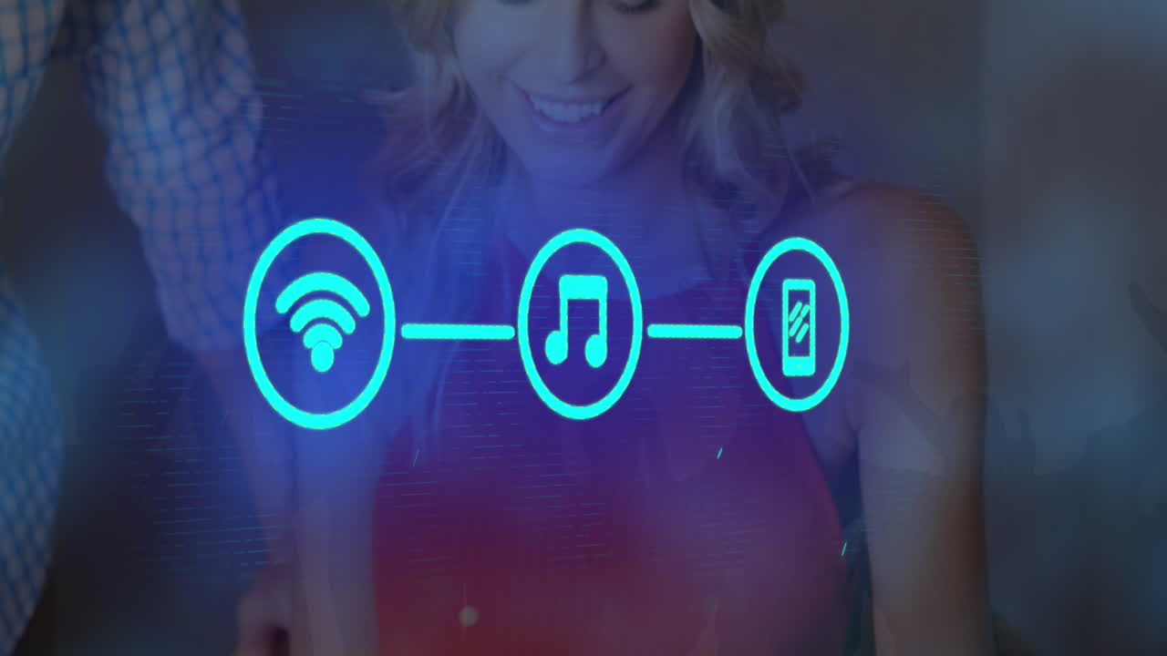 animación de una red de iconos digitales contra hombres y mujeres diversos discutiendo en una computadora portátil