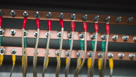 Cables-De-Diferentes-Colores-Conectados-A-Barras-De-Conexión-A-Tierra-De-Cobre.