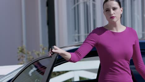mujer entrando en un coche