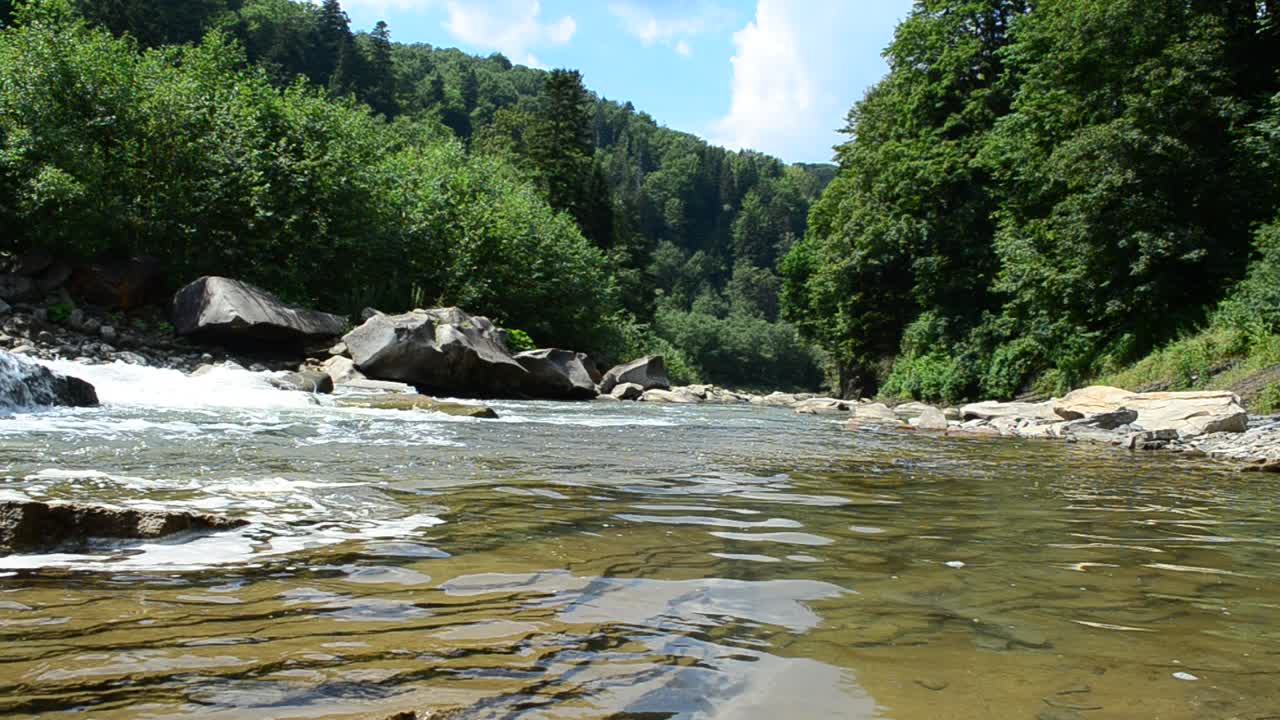 Fiume di montagna. Riprese in montagna.