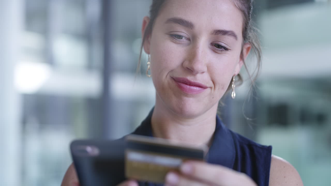 una joven mujer de negocios usando un teléfono celular