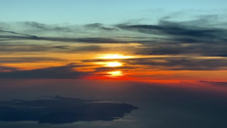 Impresionante-Puesta-De-Sol-Roja-Cerca-De-La-Isla-De-Ibiza,-España,-Grabada-Desde-La-Cabina-De-Un-Jet-Que-Volaba-Hacia-El-Oeste-A-7000-M-De-Altura