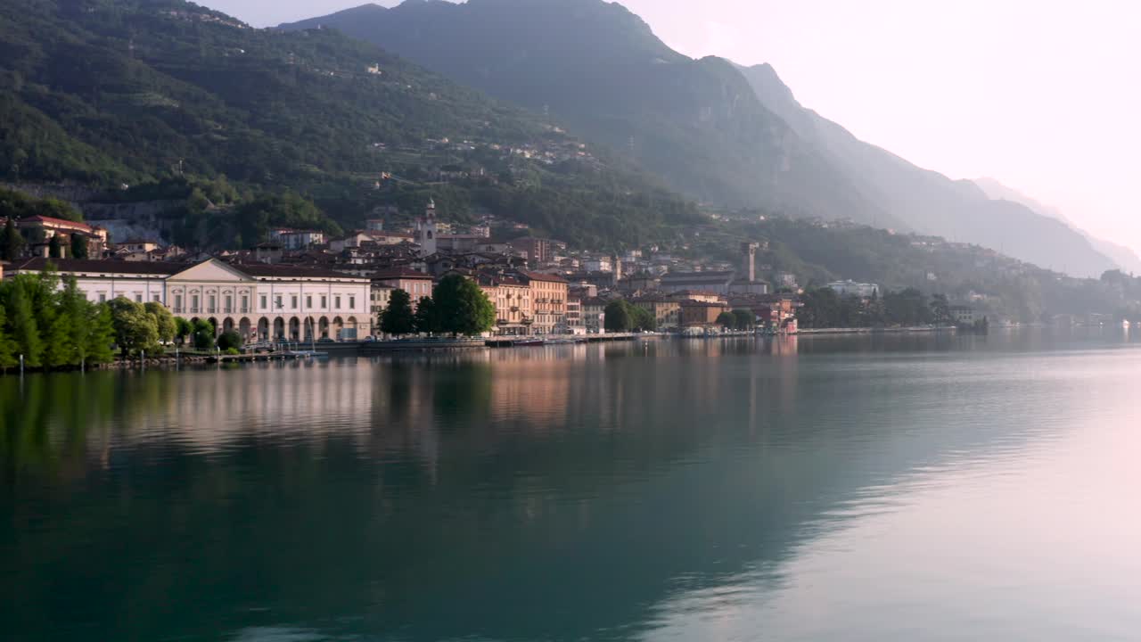 vista de drones del lago iseo al amanecer, a la izquierda la ciudad de lovere que corre a lo largo del lago, bergamo italia