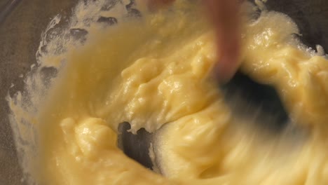 Handgemachte-Honig-Butter-Füllung-Für-Einen-Kuchen
