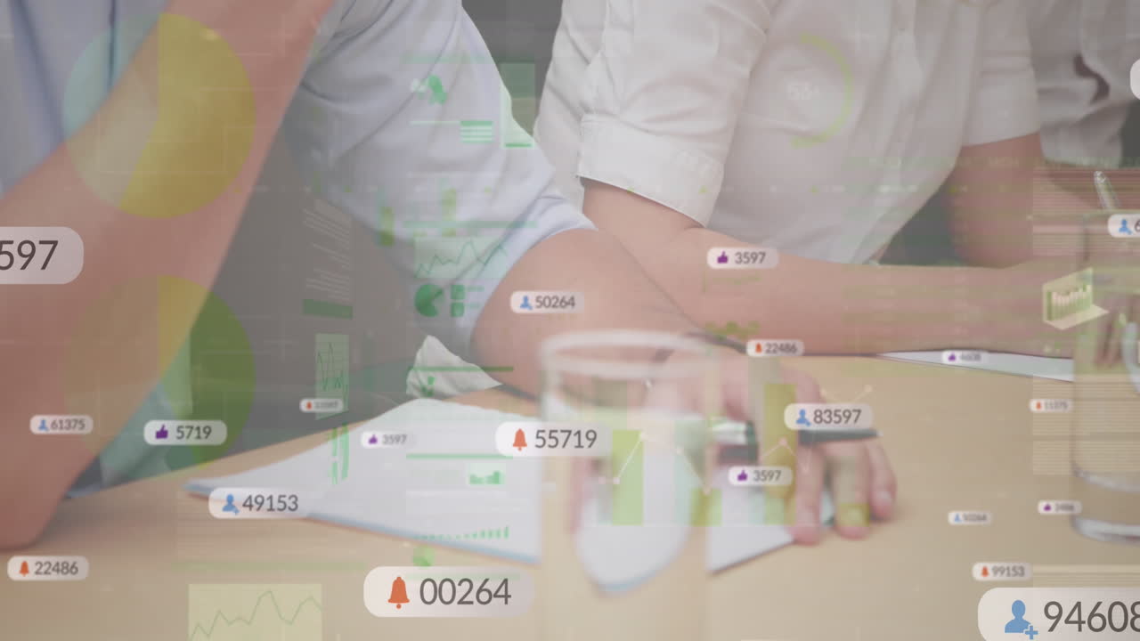 사무실에서 회의에서 메모를 취하는 남자의 중간 섹션에 대한 소셜 미디어 아이콘의 애니메이션