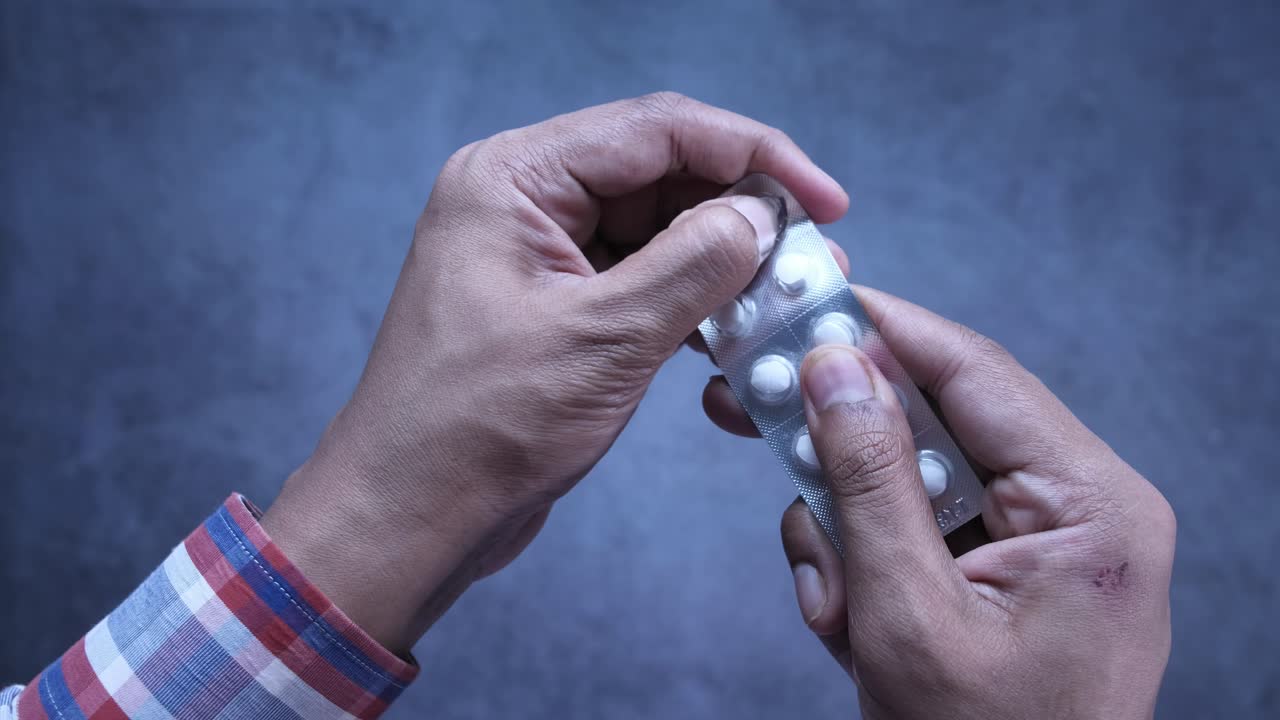 persona que sostiene un paquete de pastillas