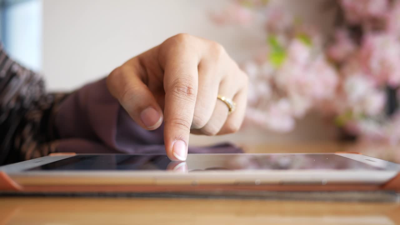 태블릿을 사용하는 여성