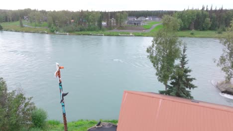 Imágenes-Aéreas-De-Una-Cabaña-Junto-Al-Río-Kenai-En-Alaska