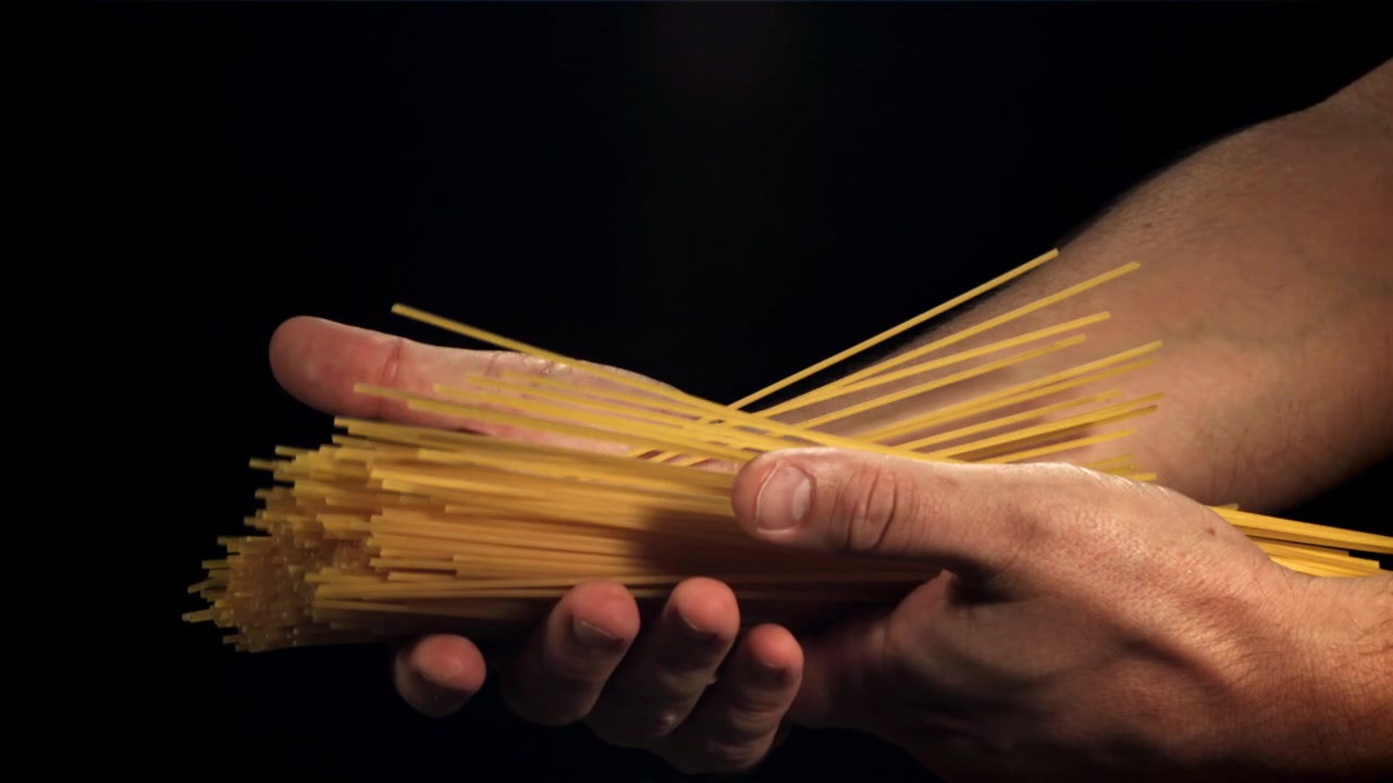 Tampilan Dekat Tangan Memegang Pasta Spageti Kering