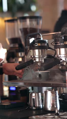 barista preparando el café