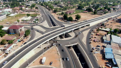 Modernes-Autobahnkreuz-Und-Kreuzung-In-Der-Stadt-Yola,-Bundesstaat-Adamawa,-Nigeria---Luftumlaufbahn