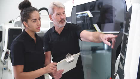 Aprendiz-Trabajando-Con-Ingeniero-En-Maquinaria-Cnc