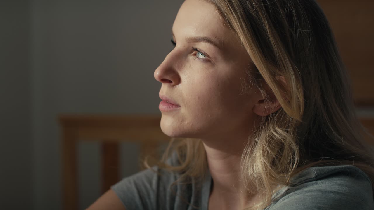 mujer caucásica con tristeza mirando hacia otro lado