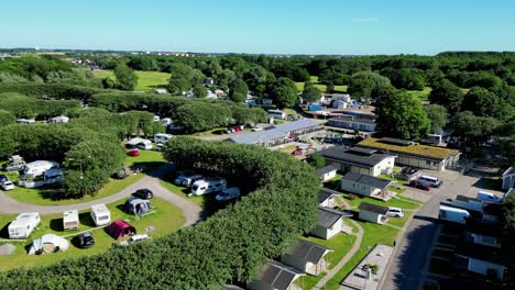 Flug-über-Malerische-Campingplätze-Im-Ersten-Camp-Sibbarp-Malmö-In-Limhamn,-Schweden