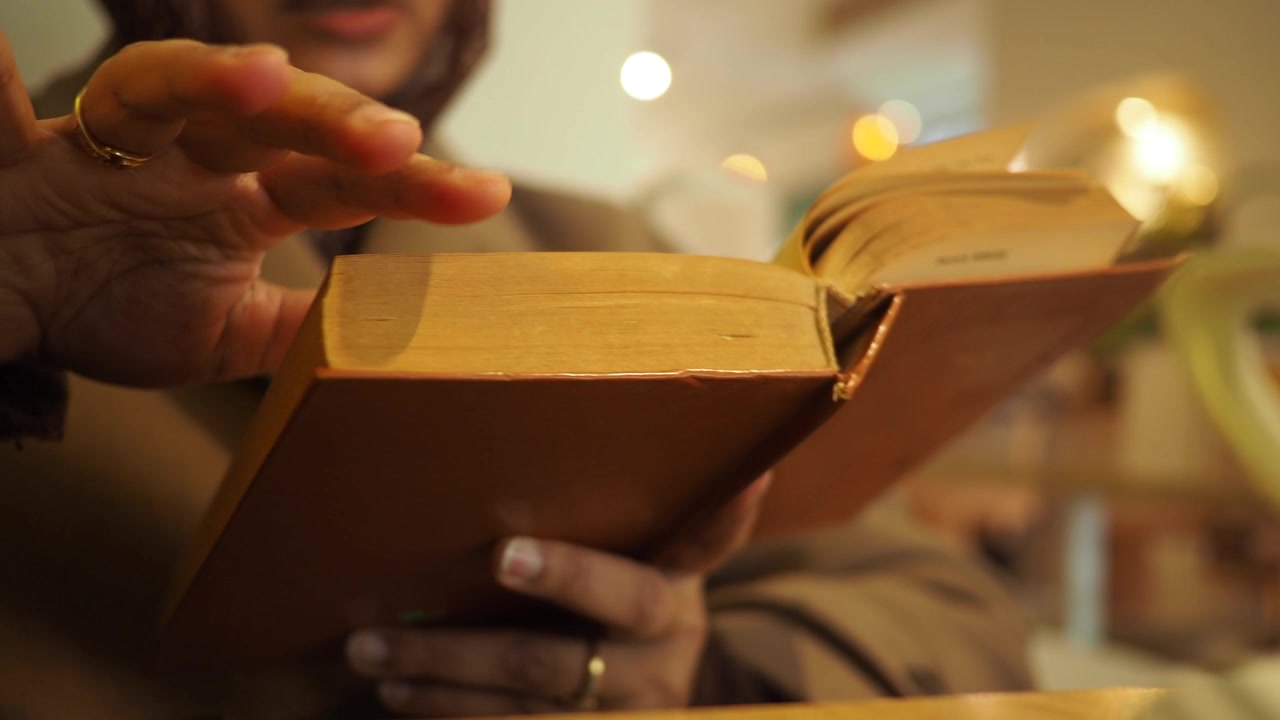 Donna che legge un vecchio libro in un ambiente accogliente
