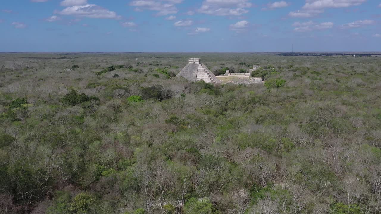 pirámide de kukulkan en el complejo arqueológico maya de chichén itzá, yucatán en méxico