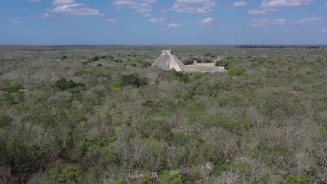 Pirámide-De-Kukulkan-En-El-Complejo-Arqueológico-Maya-De-Chichén-Itzá,-Yucatán-En-México