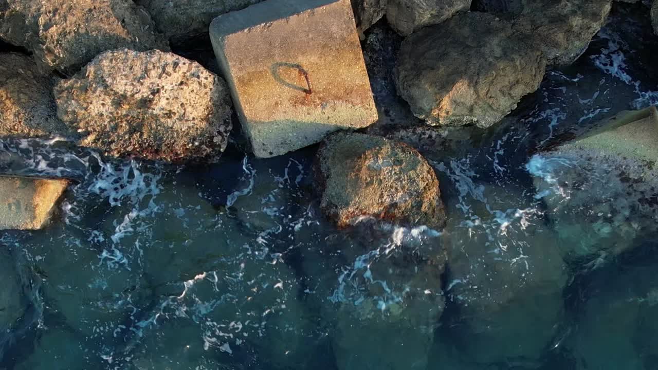 La costa mediterranea mostra la costa rocciosa in Grecia al tramonto