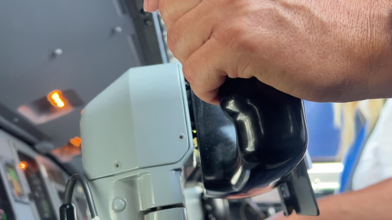 실제 비행에서 기록된 비행 제어 기둥의 가까운 모습