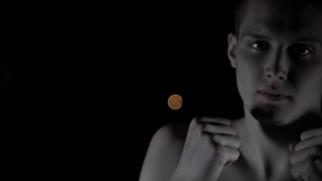 el hombre se envuelve con puños de vendaje antes de la pelea