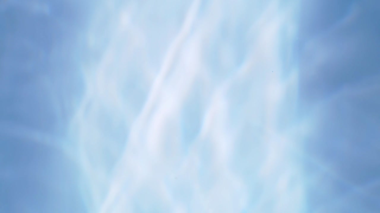 물 표면으로 떨어지는 드롭의 상위 뷰 슬로우 모션 및 흰색 배경에 분기 원