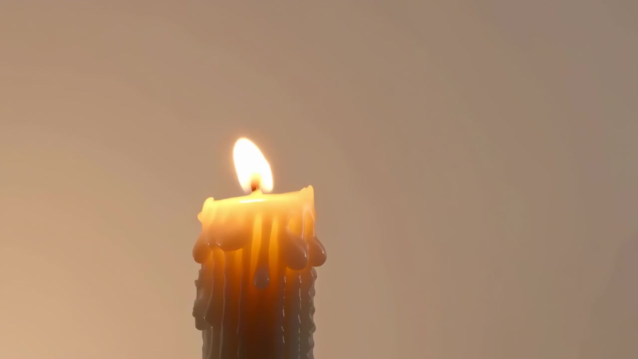 Vista dall'alto focalizzata su una singola candela parzialmente sciolta in una calma luce da studio, con fiamma calda, stoppino inclinato, pozza di cera lucida e gocciolamenti verticali visibili che creano un morbido movimento luminoso, con candela e fiamma.